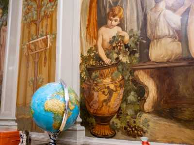 Lo stile classicheggiante � accentuato dal bimbo che gioca con l�uva all�interno di un cratere a figure nere, simbolo di una cultura greca arcaica da tempo perduta